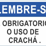 É Obrigatório o Uso de Crachá - adesivo-15-x-20-cm